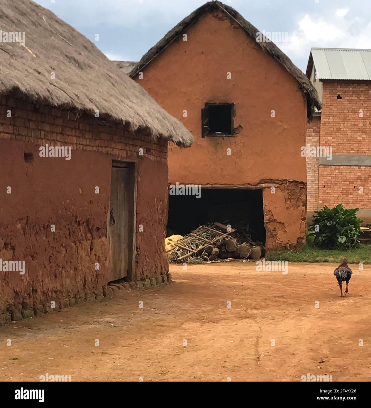 Maisons traditionnelles de village en argile rouge rurale malgache Banque D'Images