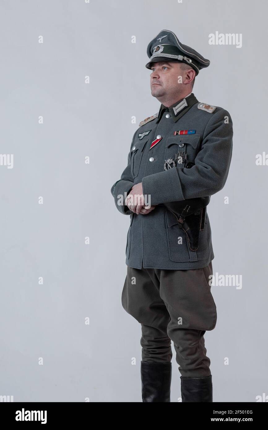 Acteur masculin réacteur en uniforme historique comme officier de L ...