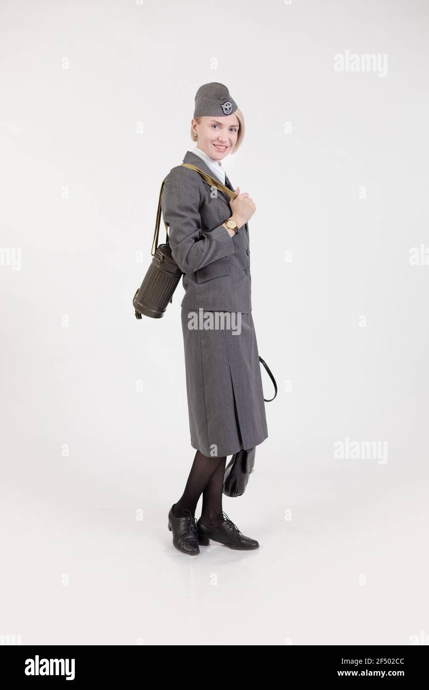 Femme acteur réacteur dans l'uniforme historique de l'armée allemande pendant la Seconde Guerre mondiale Banque D'Images