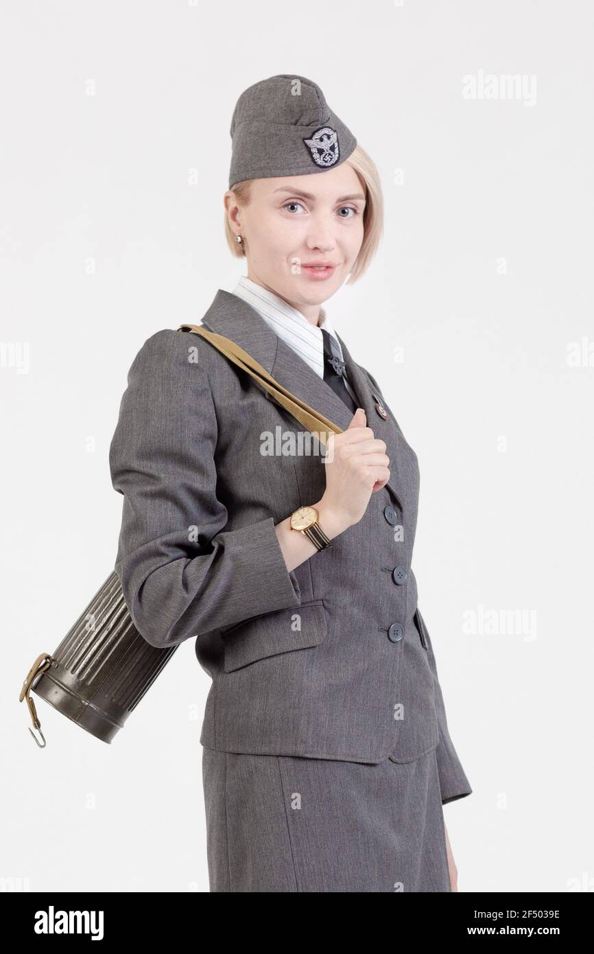 Femme acteur réacteur dans l'uniforme historique de l'armée allemande pendant la Seconde Guerre mondiale Banque D'Images