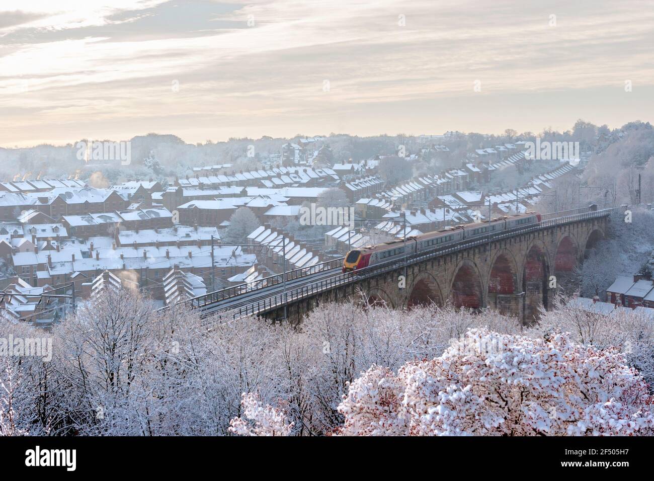 Vue d'hiver d'un train de voyageurs diesel traversant le viaduc ferroviaire à Durham en Angleterre, Royaume-Uni décembre 2005 Banque D'Images