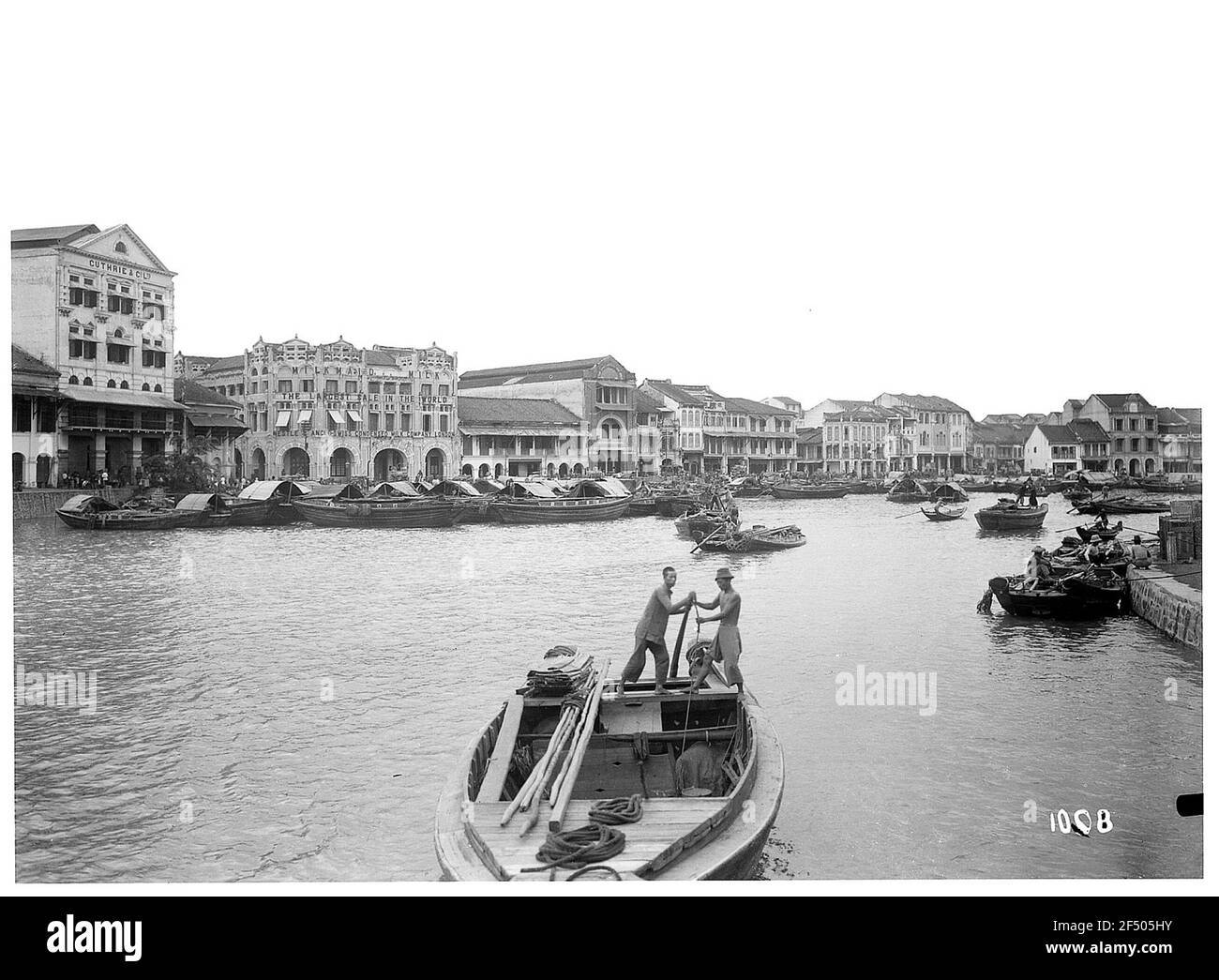 Nara ?. Bateaux de sampan dans le port. Vue sur les bâtiments résidentiels et commerciaux Banque D'Images