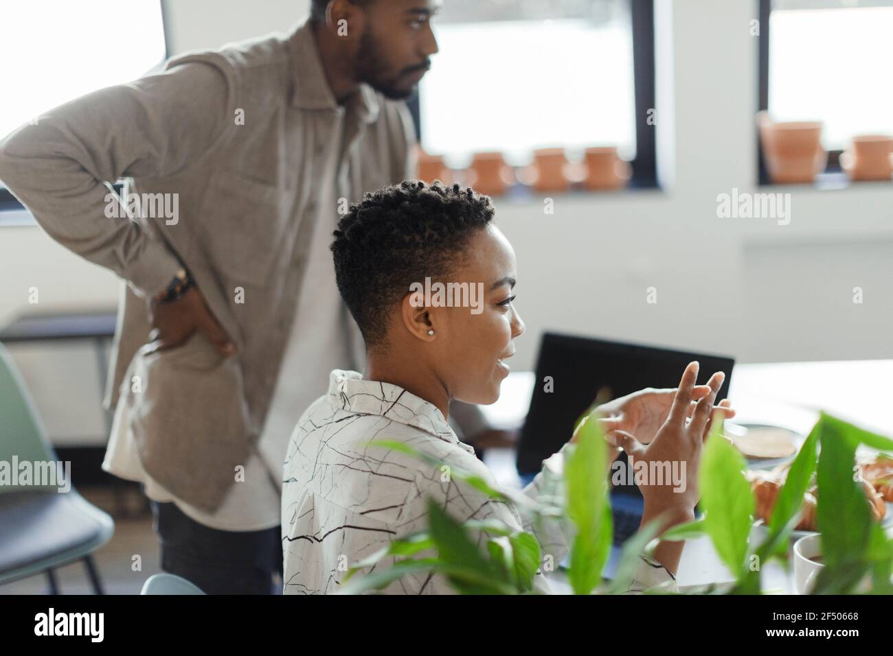 Business people talking in office meeting Banque D'Images