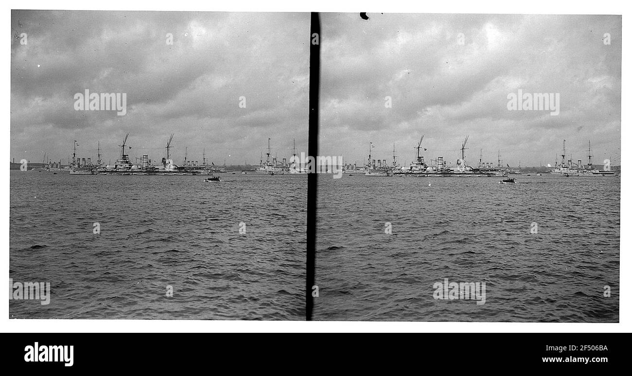 Funchal, Madère / Portugal : vue sur le port. Vue sur le port avec les navires de guerre depuis l'eau Banque D'Images