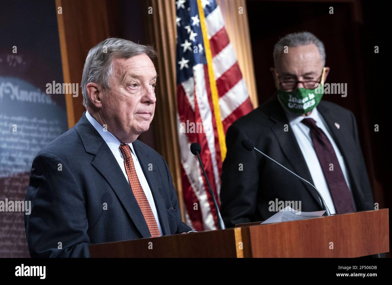 Washington, États-Unis. 23 mars 2021. Le sénateur Richard Durbin, D-il, s'exprime aux côtés du chef de la majorité au Sénat Charles Schumer, D-NY, à la suite du déjeuner politique du Sénat à Capitol Hill, Washington, DC, le mardi 23 mars 2021. Photo de Kevin Dietsch/UPI. Crédit : UPI/Alay Live News Banque D'Images