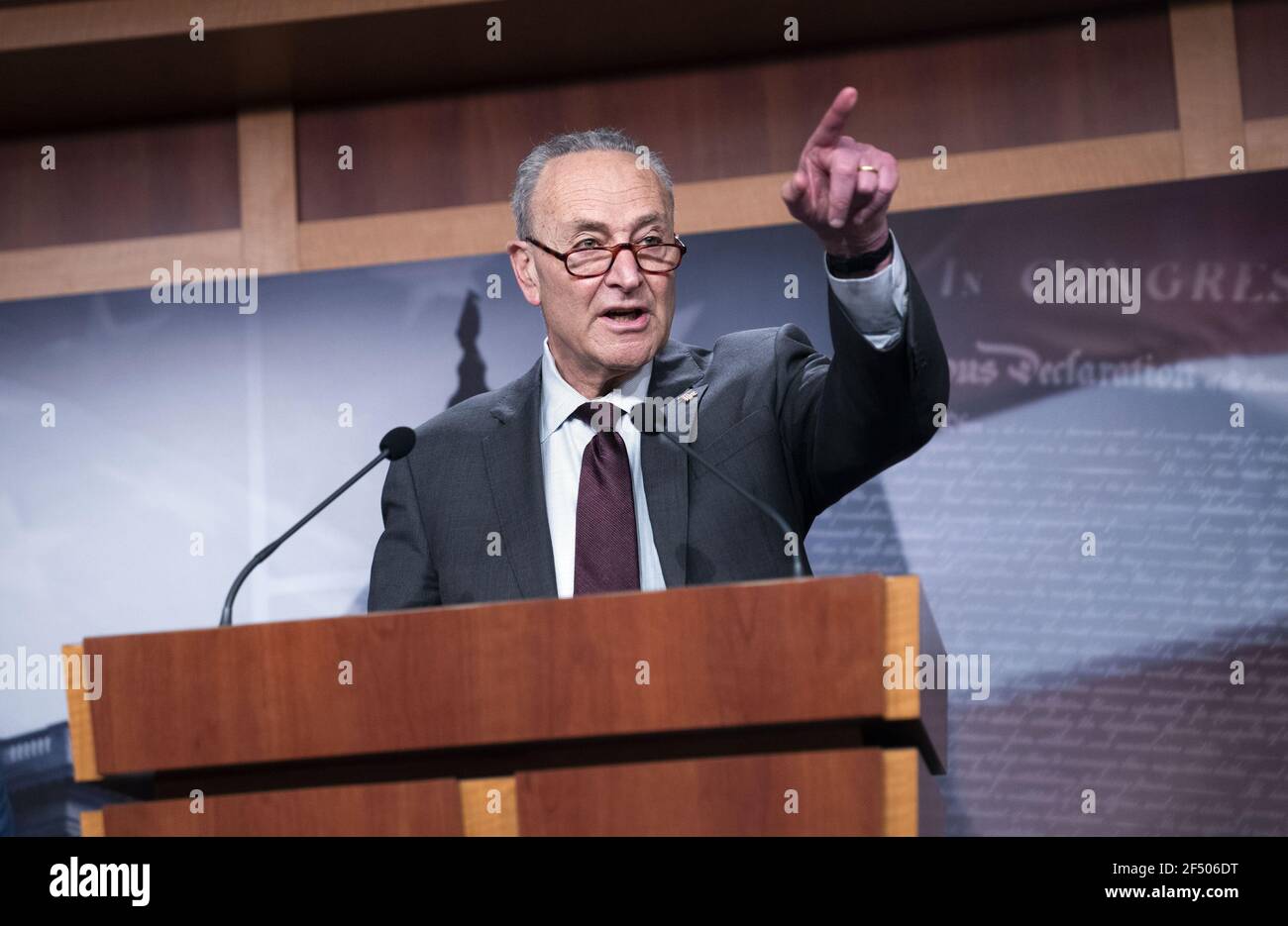 Washington, États-Unis. 23 mars 2021. Le leader de la majorité au Sénat Charles Schumer, de New York, tient une conférence de presse à la suite du déjeuner de politique du Sénat à Capitol Hill, à Washington, DC, le mardi 23 mars 2021. Schumer a annoncé qu'il apporterait une législation sur les armes à feu à la parole, en commençant par des vérifications universelles des antécédents. Photo de Kevin Dietsch/UPI. Crédit : UPI/Alay Live News Banque D'Images