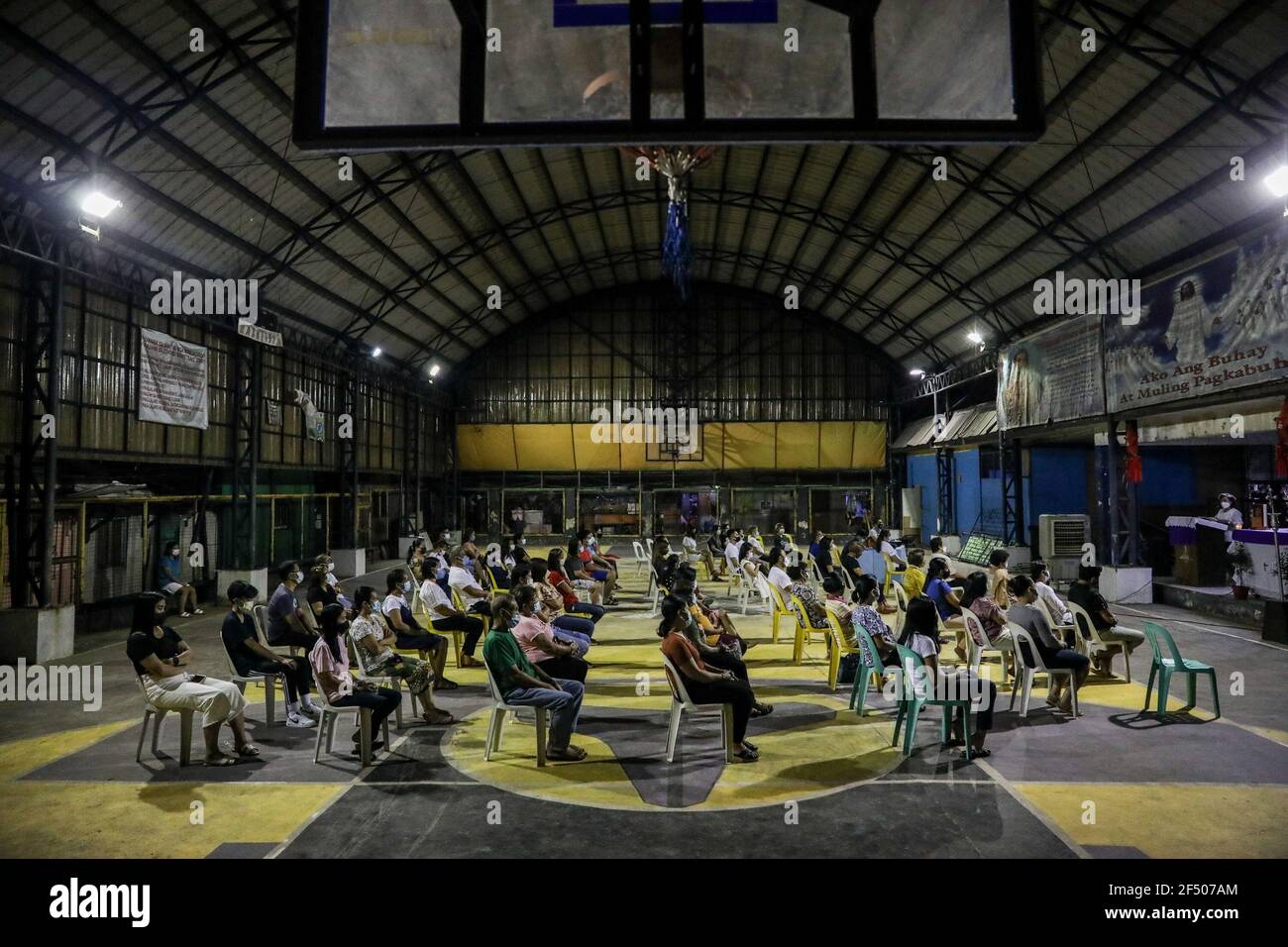 Les dévotés catholiques assistent à une messe en soirée le mercredi des cendres dans un tribunal couvert de la ville de Quezon. Des millions de dévotés philippins se sont emmenés dans les églises de tout le pays pour observer le début de la saison de Lenten malgré les restrictions causées par la COVID-19. La Conférence des évêques catholiques des Philippines (CBCP) a recommandé de mettre des cendres sur les chefs de dévots pour maintenir une distanciation physique au milieu de la nouvelle pandémie du coronavirus. Philippines. Banque D'Images