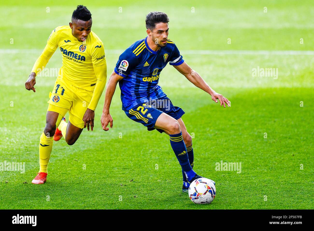 Samuel Chukwueze de Villarreal CF, Ruben Sobrino de Cadix CF pendant le championnat d'Espagne la Ligue match de football entre Villarreal CF et Cadix FC le 21 mars 2021 à l'Estadio de la Ceramica à Villarreal, Espagne - photo Pablo Morano / Orange Pictures / DPPI / LiveMedia Banque D'Images