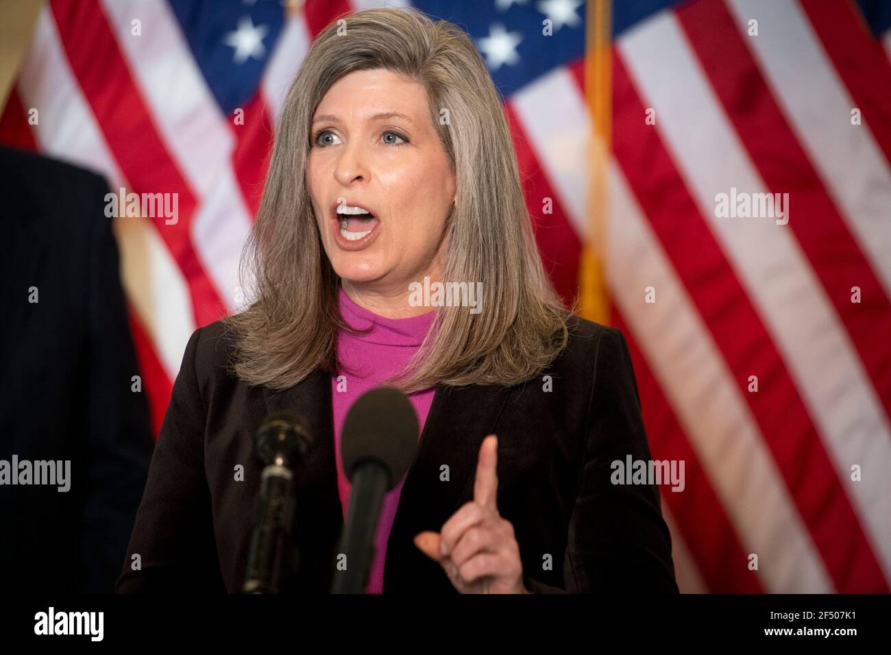 Washington, États-Unis d'Amérique. 23 mars 2021. États-Unis le sénateur Joni Ernst (républicain de l'Iowa) fait des remarques lors d'une conférence de presse à la suite du déjeuner du Sénat du GOP, dans l'édifice Russell Senate Office à Washington, DC, le mardi 23 mars 2021. Crédit: Rod Lamkey/CNP/Sipa USA crédit: SIPA USA/Alay Live News Banque D'Images