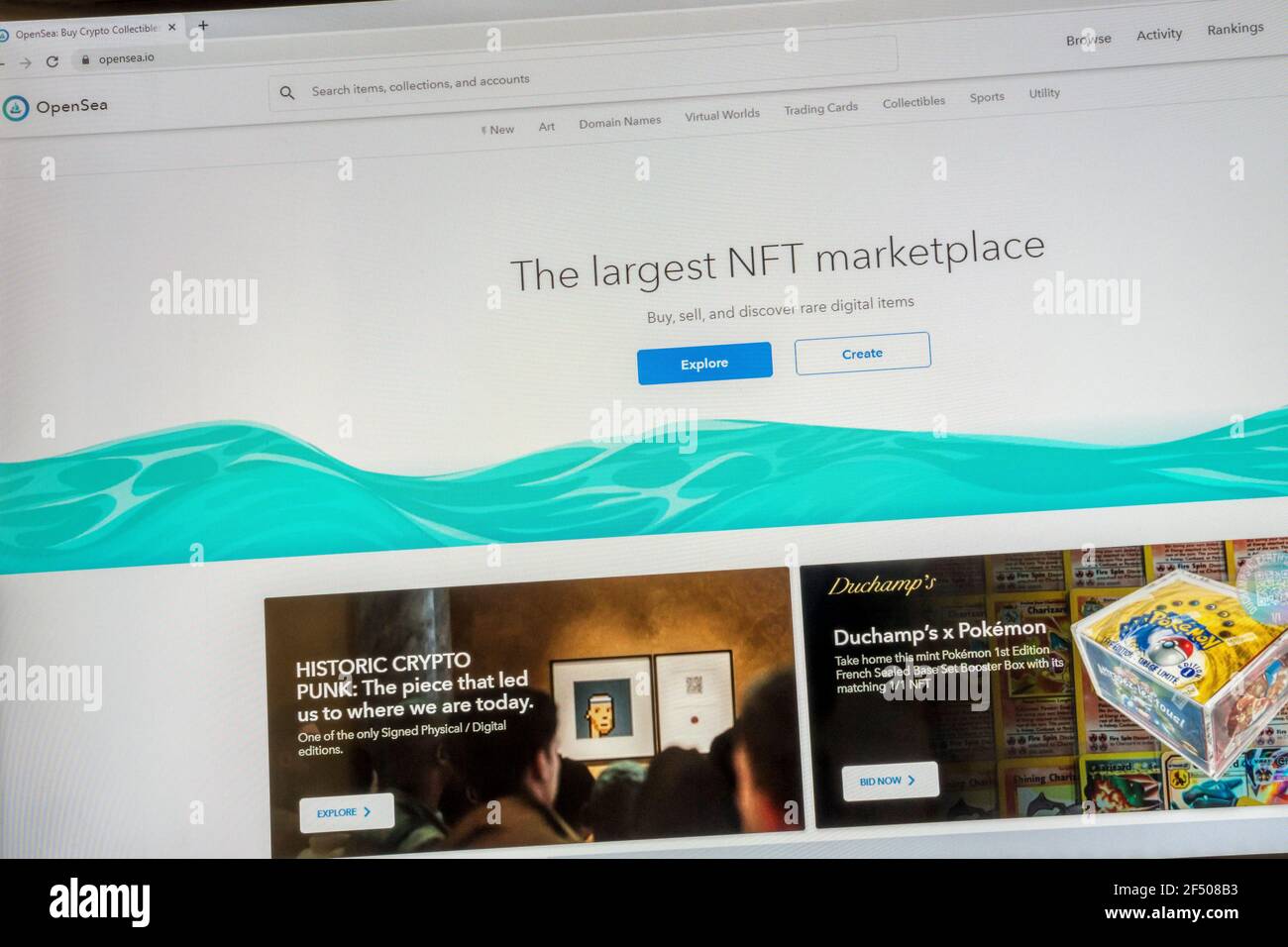 OpenSea est un site Web de marché d'art numérique traitant dans non fongible jetons Banque D'Images