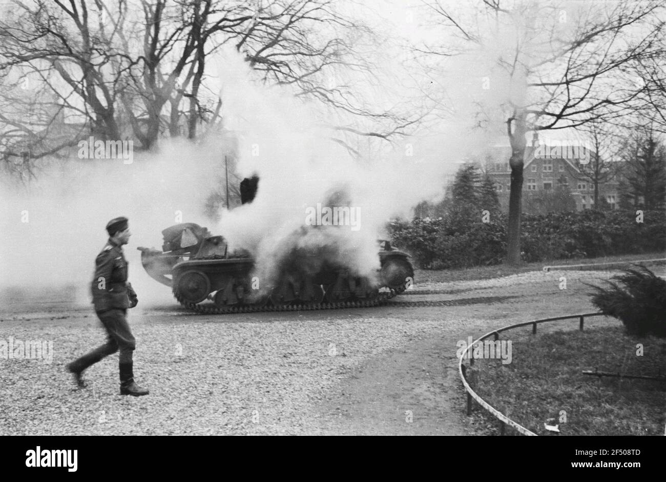 Deuxième Guerre mondiale. Parents de la Wehrmacht allemande et des réservoirs en douleur d'une cartouche de gaz de combustion pendant un insert d'exercice (probablement en Hollande) Banque D'Images