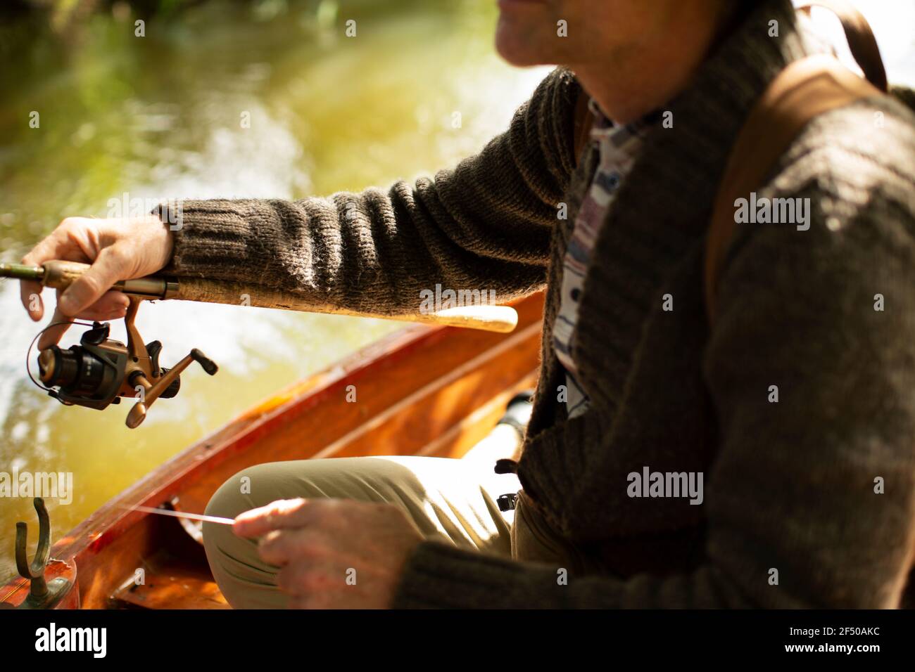 Gros plan homme pêche à la mouche depuis le bateau Banque D'Images