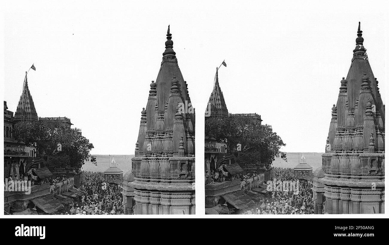Varanasi (Benares) Inde. Temple hindou avec tours. Vue du point de vue élevé dans la rue très animée avec des pèlerins et des touristes Banque D'Images