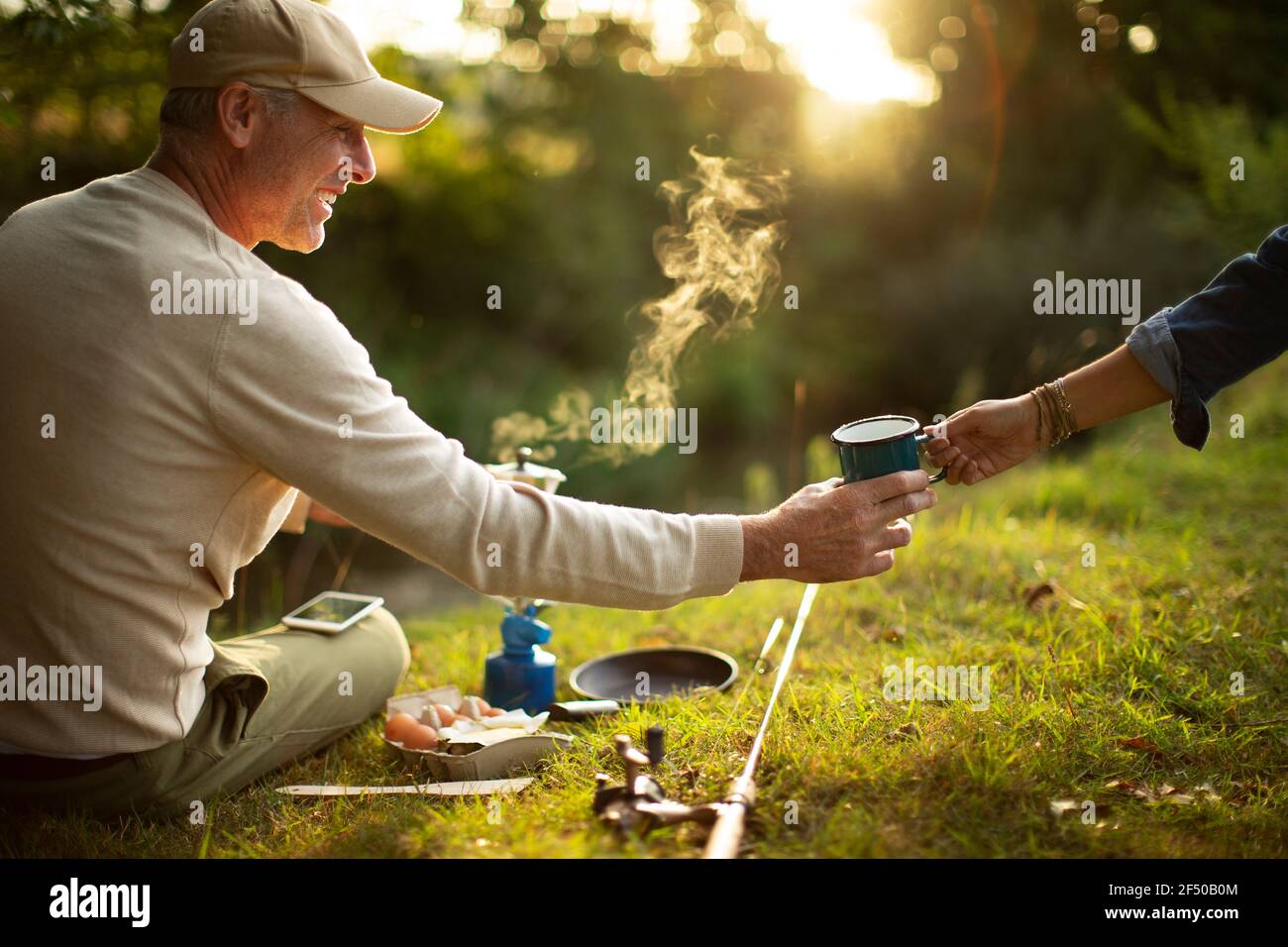 Couple camping et pêche faire du café à la rive Banque D'Images Couple camping et pêche faire du café à la rive Banque D'Images