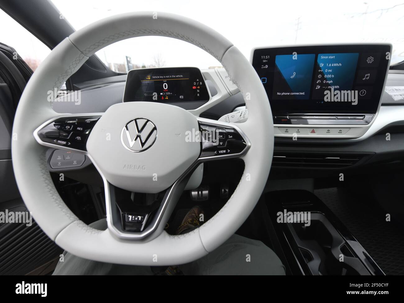 Mount Pleasant, Wisconsin, États-Unis. 23 mars 2021. Stupéfait par un scandale sur la falsification des tests d'émissions diesel, Volkswagen met un nouvel accent sur les véhicules électriques. Frank Boucher Volkswagen, dans le village de Mount Pleasant, Wisconsin, a un modèle de démonstration du nouveau vus électrique ID.4 exposé à l'extérieur de la concession le mardi 23 mars 2021. Les voitures destinées à la livraison aux États-Unis sont en cours de construction à Chattanooga, Tennessee. (Image de crédit : © Mark HertzbergZUMA Wire) Banque D'Images