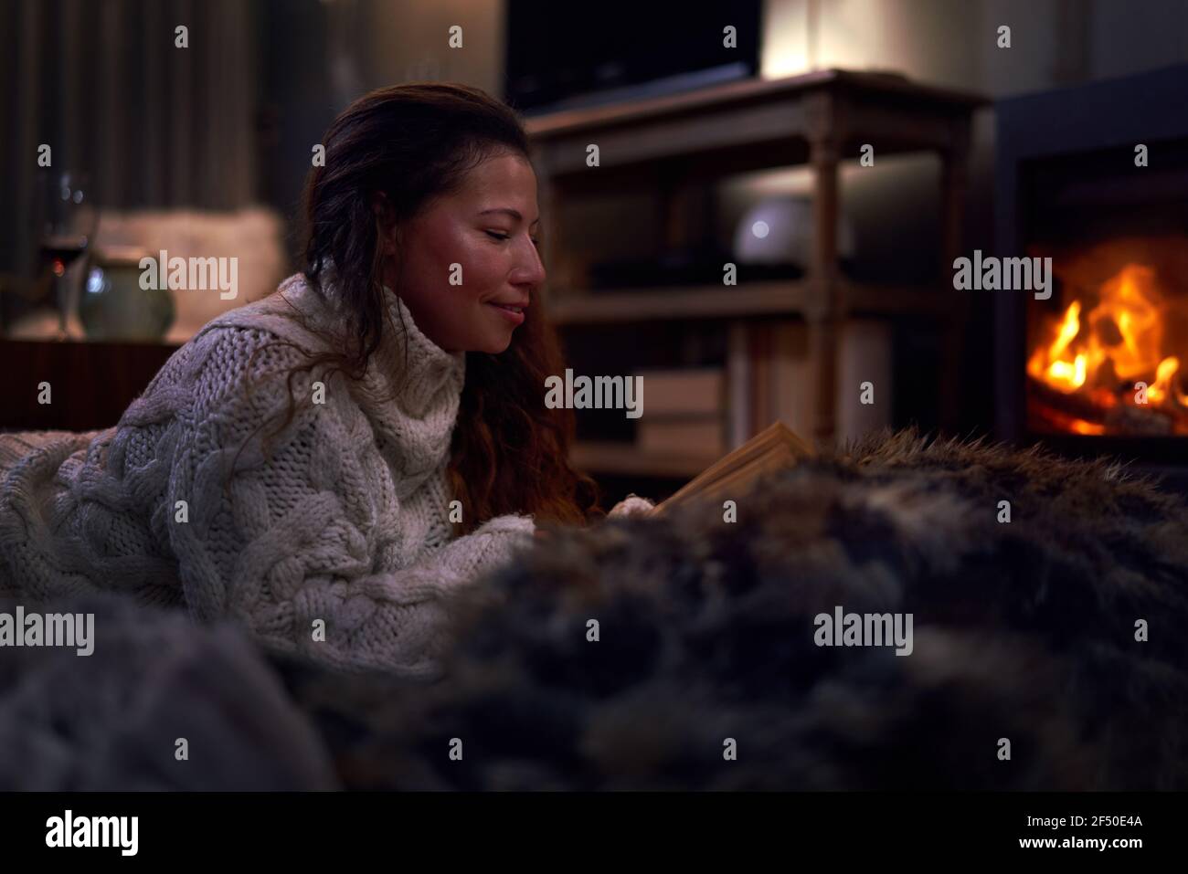 Lire Au Coin Du Feu Banque d'image et photos - Alamy