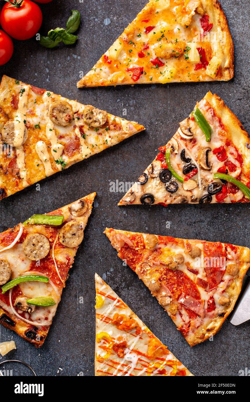 Variété de tranches de pizza vue de dessus Banque D'Images