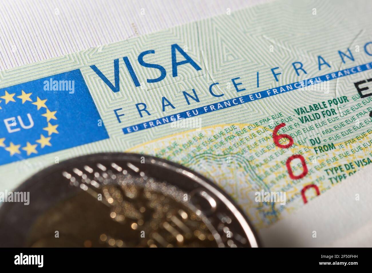 Visa Schengen en passeport délivré par l'ambassade de France. Cet  échantillon du visa Schengen est mis en circulation depuis 2019. Mise au  point sélective Photo Stock - Alamy