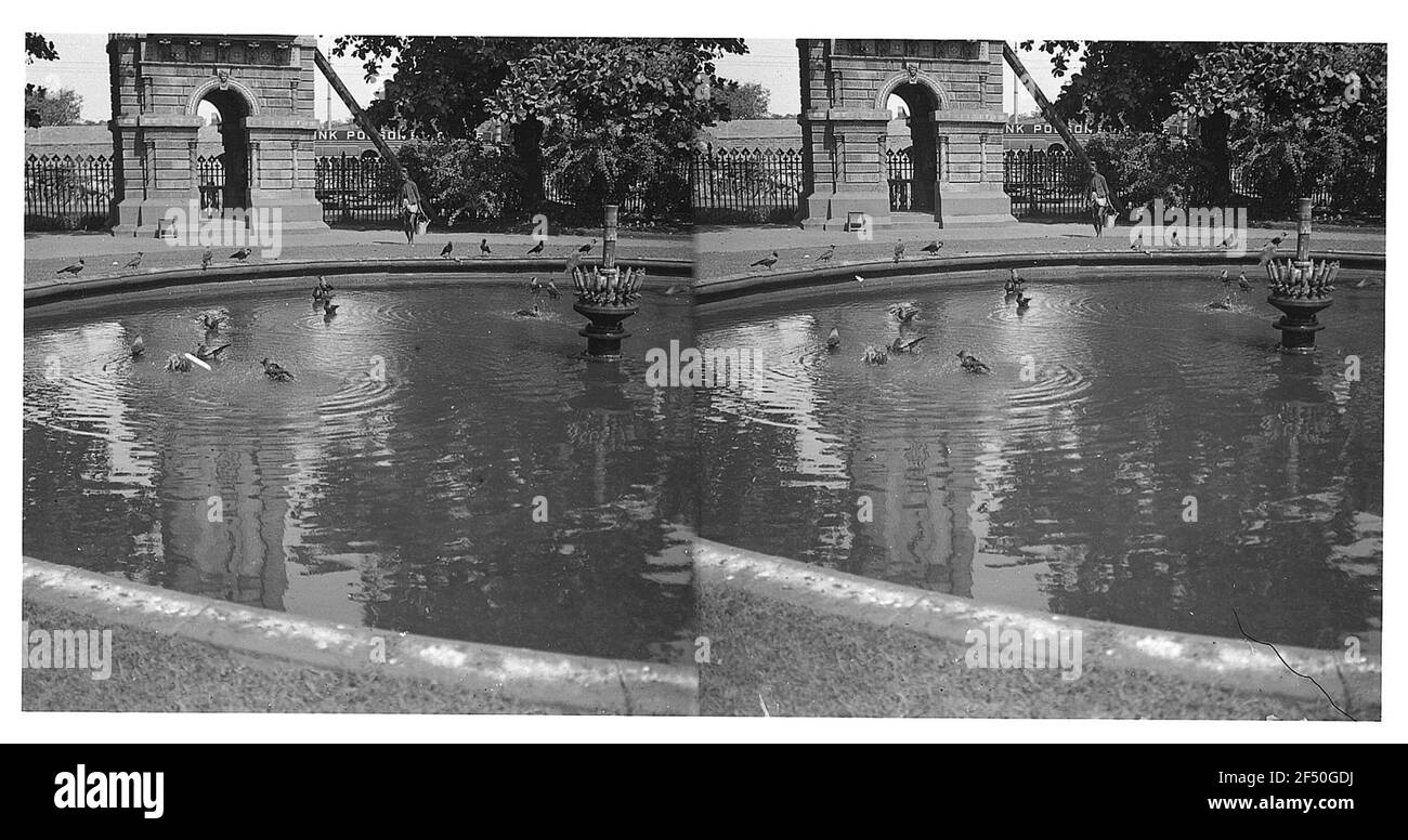 Fontaine dans un parc, peut-être en Inde Banque D'Images
