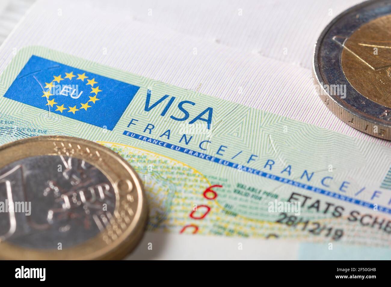 Visa Schengen en passeport délivré par l'ambassade de France. Cet  échantillon du visa Schengen est mis en circulation depuis 2019. Mise au  point sélective Photo Stock - Alamy