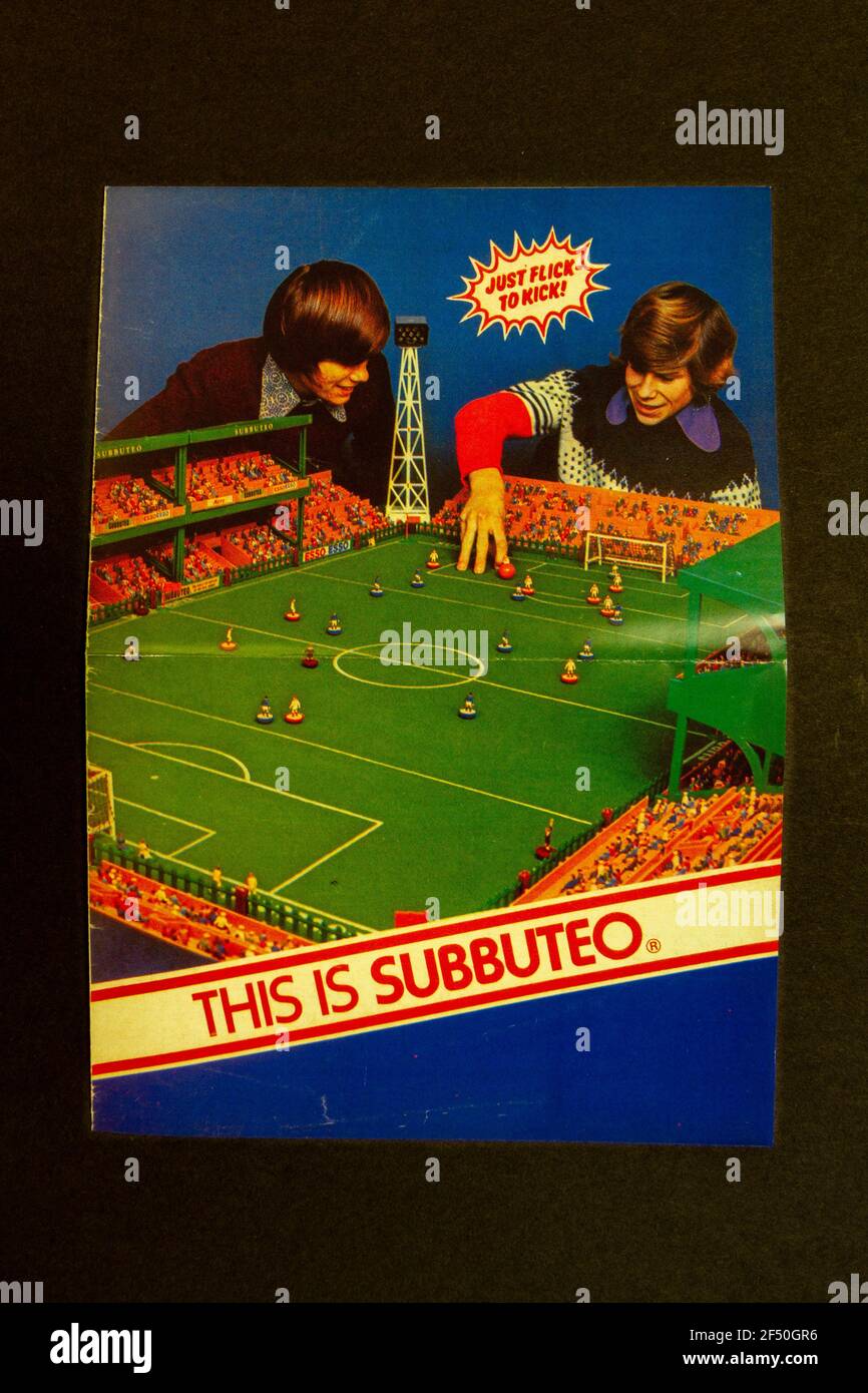 Un livret de répliques pour le match de football des enfants de Subbuteo, qui fait partie d'un pack de souvenirs de l'enfance des années 1970. Banque D'Images
