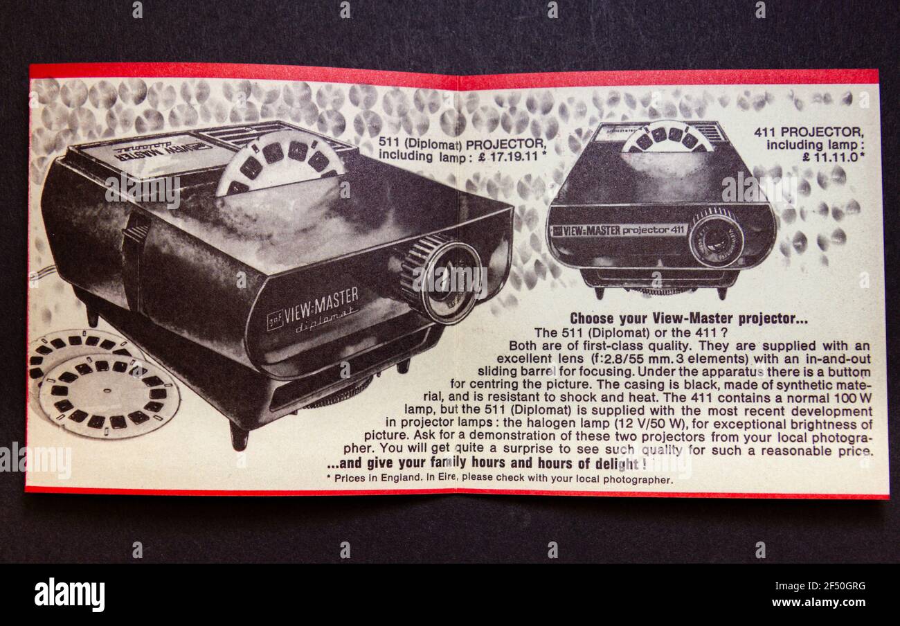 Une réplique du dépliant annonçant les projecteurs de diapositives View-master, (411 et 511), qui fait partie d'un pack de souvenirs de l'enfance de l'école des années 1970. Banque D'Images