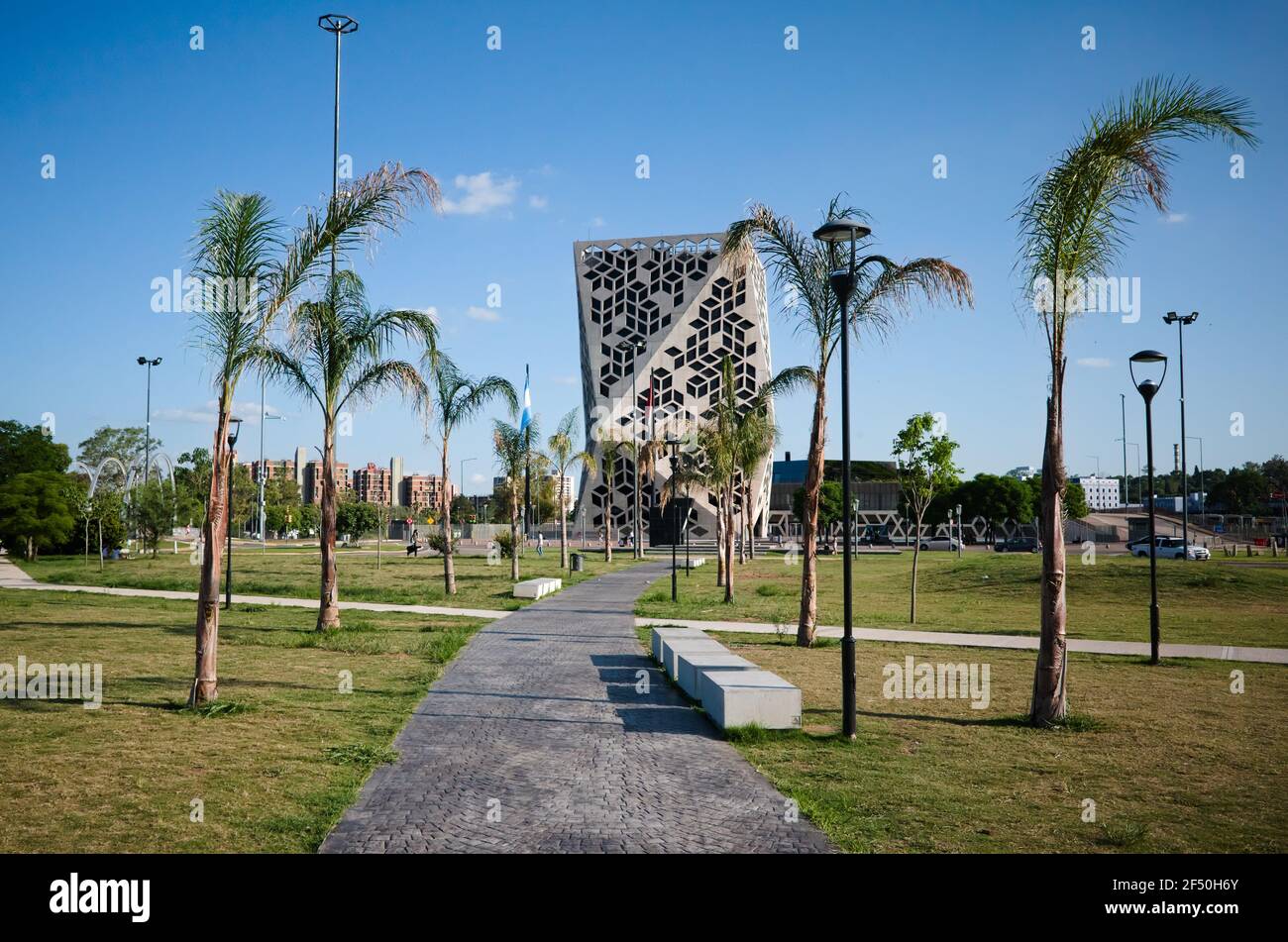 Cordoba, Argentine - janvier 2020: Parc public appelé Parque Centro Civico, allée de palmiers et bâtiment du Centro Civico dans le style futuriste Banque D'Images