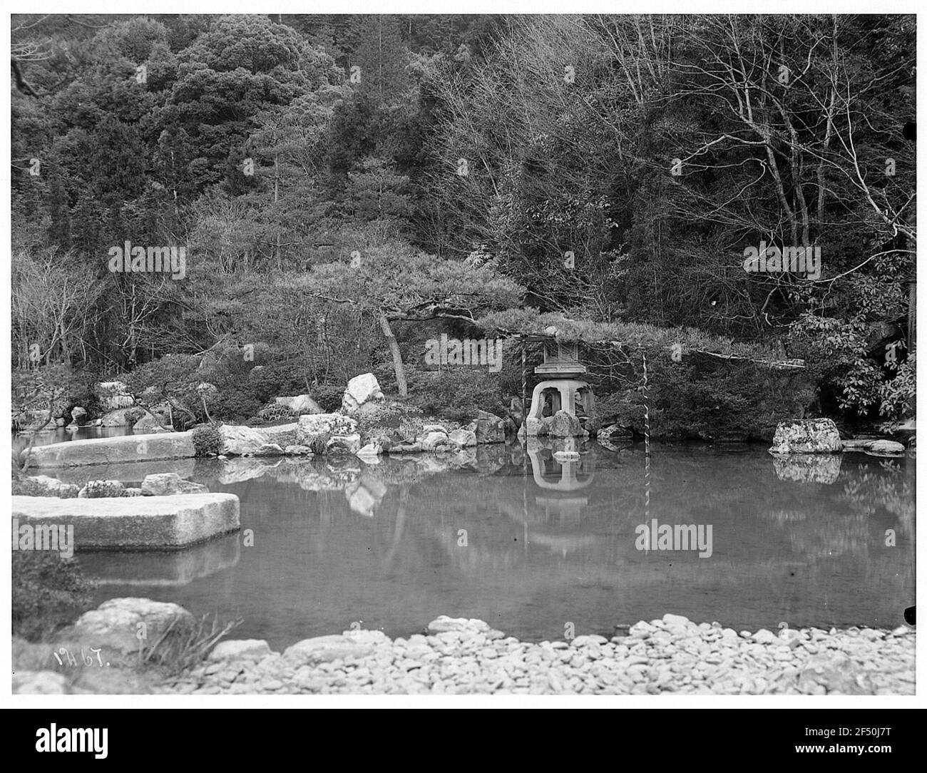 Kyoto. Jardin avec étang et lanternes en pierre Banque D'Images