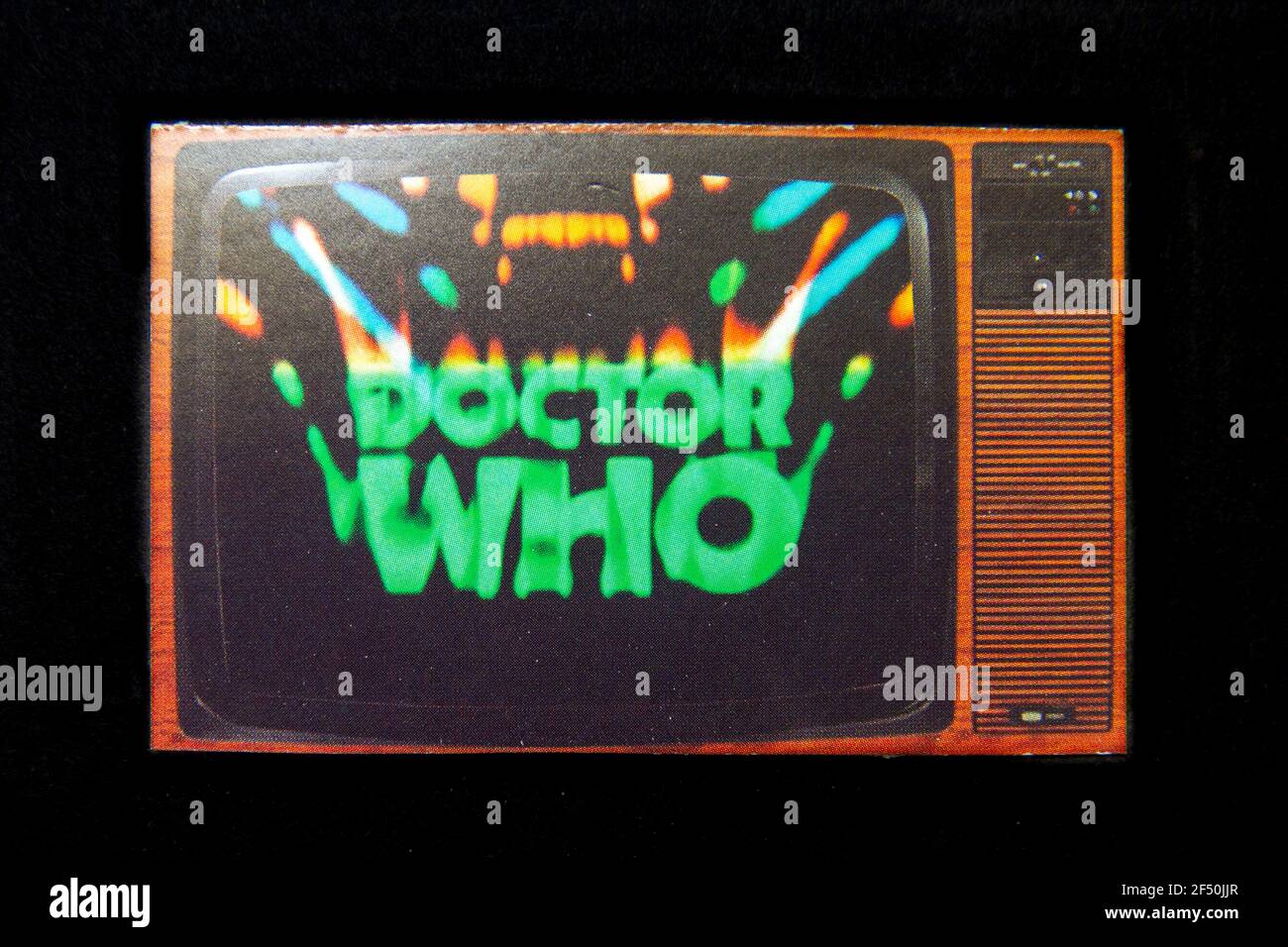 Carte postale du logo du populaire programme de télévision britannique pour enfants des années 1970, 'Doctor Who', qui fait partie d'un ensemble de souvenirs de l'enfance des années 1970. Banque D'Images