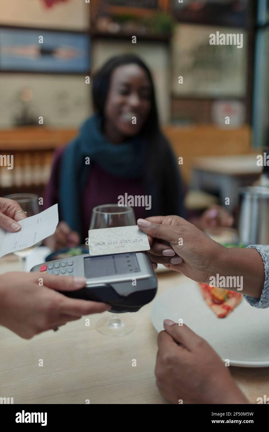 Gros plan sur une serveuse payante avec carte à puce au café tableau Banque D'Images