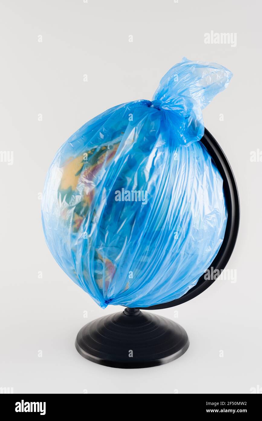 globe emballé dans un sac en plastique isolé du concept écologique gris Banque D'Images