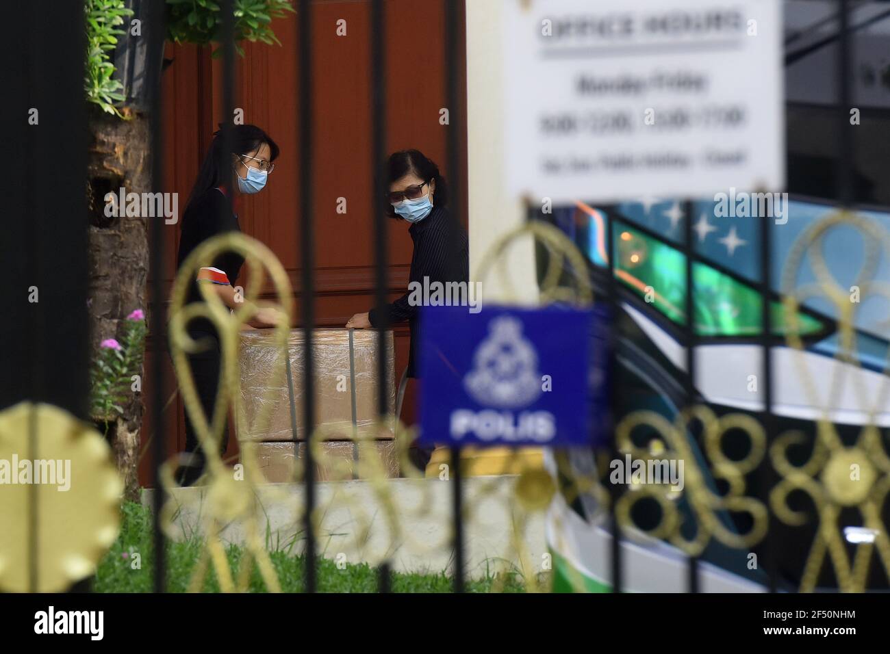 Kuala Lumpur, Malaisie. 19 mars 2021. Deux femmes censées être des membres du personnel se préparent à quitter l'ambassade de Corée du Nord à Kuala Lumpur.le personnel nord-coréen a quitté l'ambassade du pays à Bukit Damansara, Malaisie après que Pyongyang ait coupé les liens diplomatiques avec Kuala Lumpur pour extrader un ressortissant de la RPDC aux États-Unis crédit: Vivian Lo/SOPA Images/ZUMA Wire/Alay Live News Banque D'Images