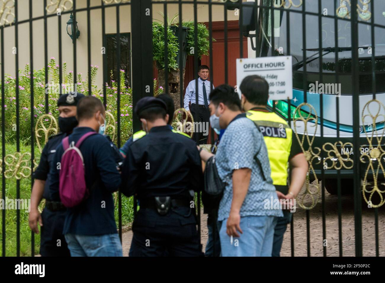 Kuala Lumpur, Malaisie. 19 mars 2021. Les officiers de la police royale malaisienne sont en garde à l'entrée de l'ambassade de Corée du Nord à Kuala Lumpur.le personnel nord-coréen a quitté l'ambassade du pays à Bukit Damansara, Malaisie, après que Pyongyang ait coupé les liens diplomatiques avec Kuala Lumpur pour extrader un ressortissant de la RPDC vers les États-Unis Credit: Vivian Lo/SOPA Images/ZUMA Wire/Alay Live News Banque D'Images