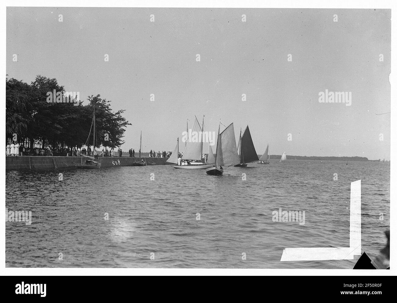 Funchal / Madère (Portugal). Waterpromade avec jetée et voiliers Banque D'Images