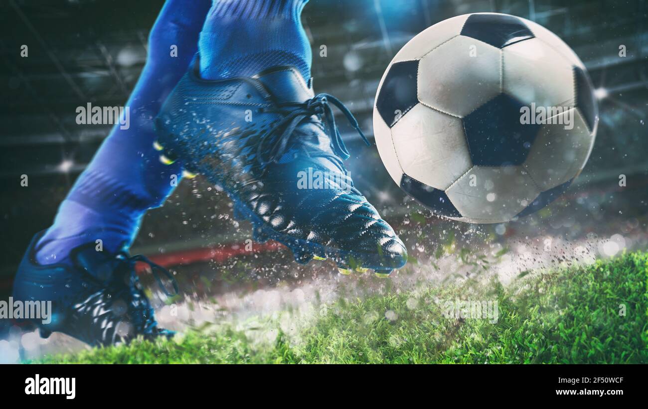 Scène de nuit football match avec gros plan d'une chaussure de soccer frapper la balle avec puissance Banque D'Images