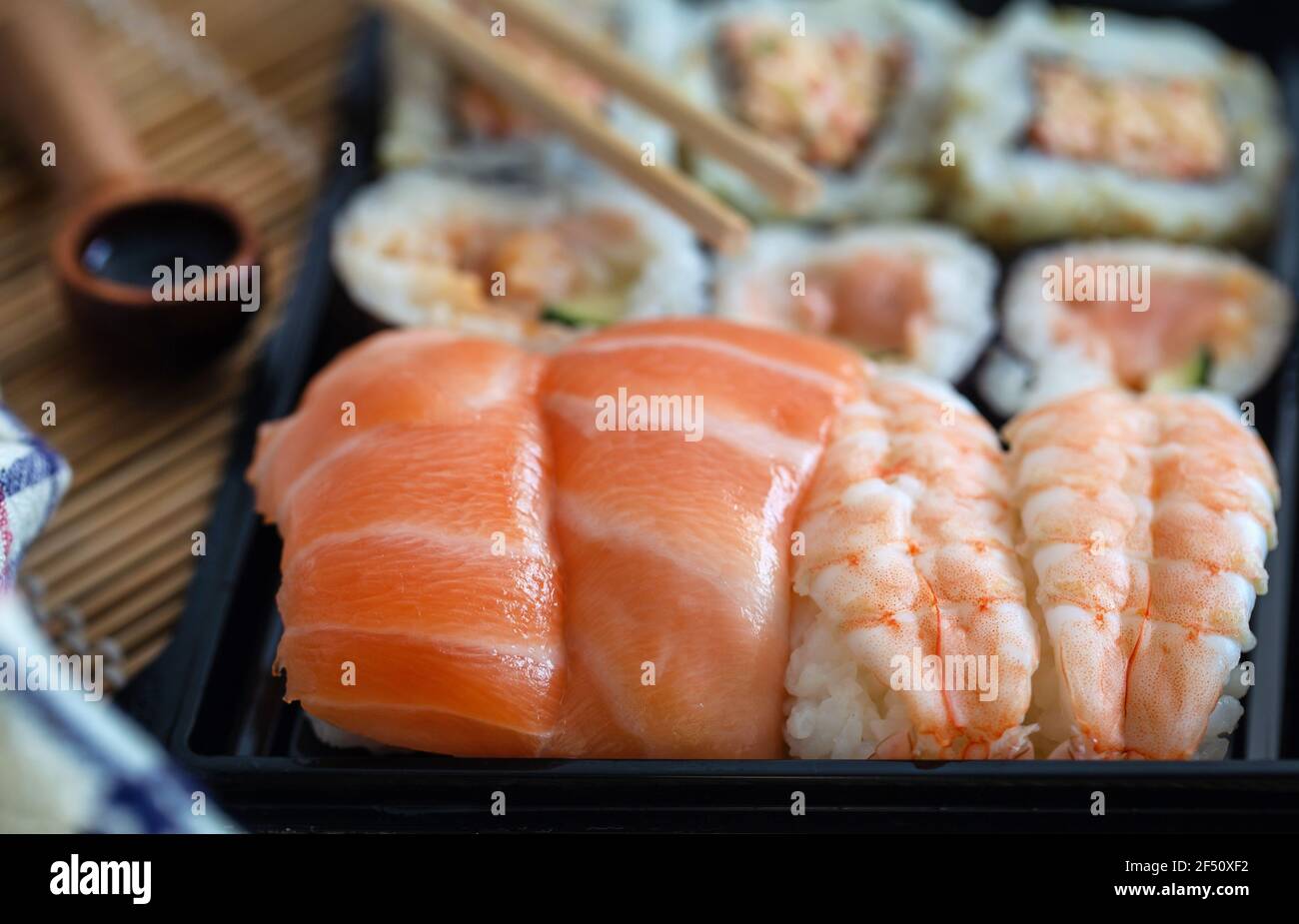 Assortiment de sushis servant des plats japonais Banque D'Images