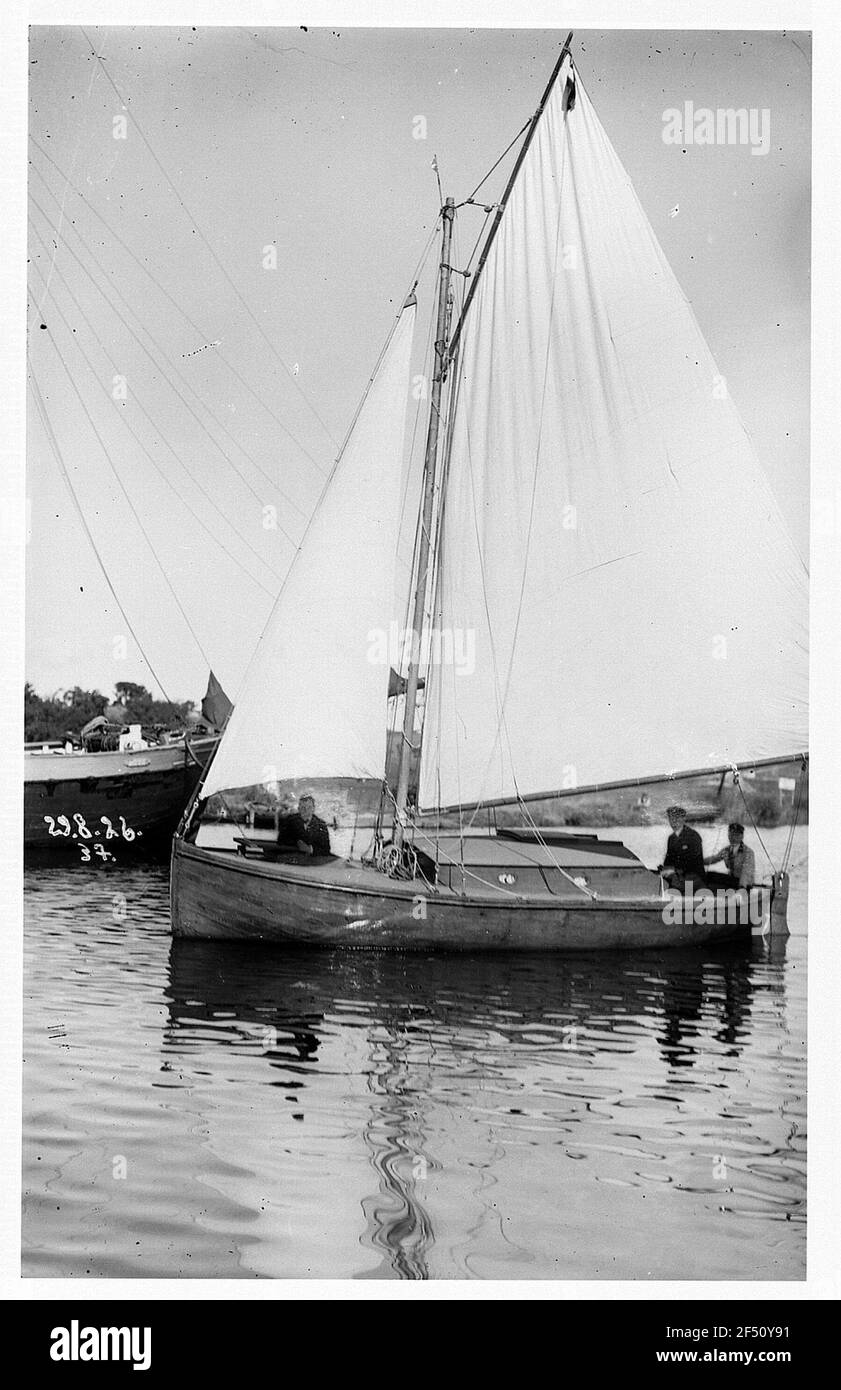 Voilier sous la côte Banque D'Images