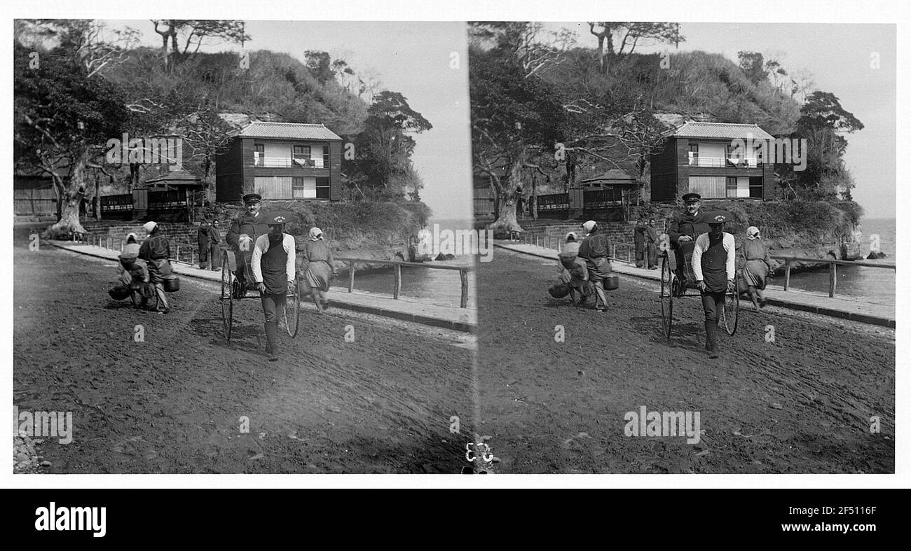 Kamakura, Japon. Rikschfahrt avec chauffeur local sur la rive d'un lac Banque D'Images
