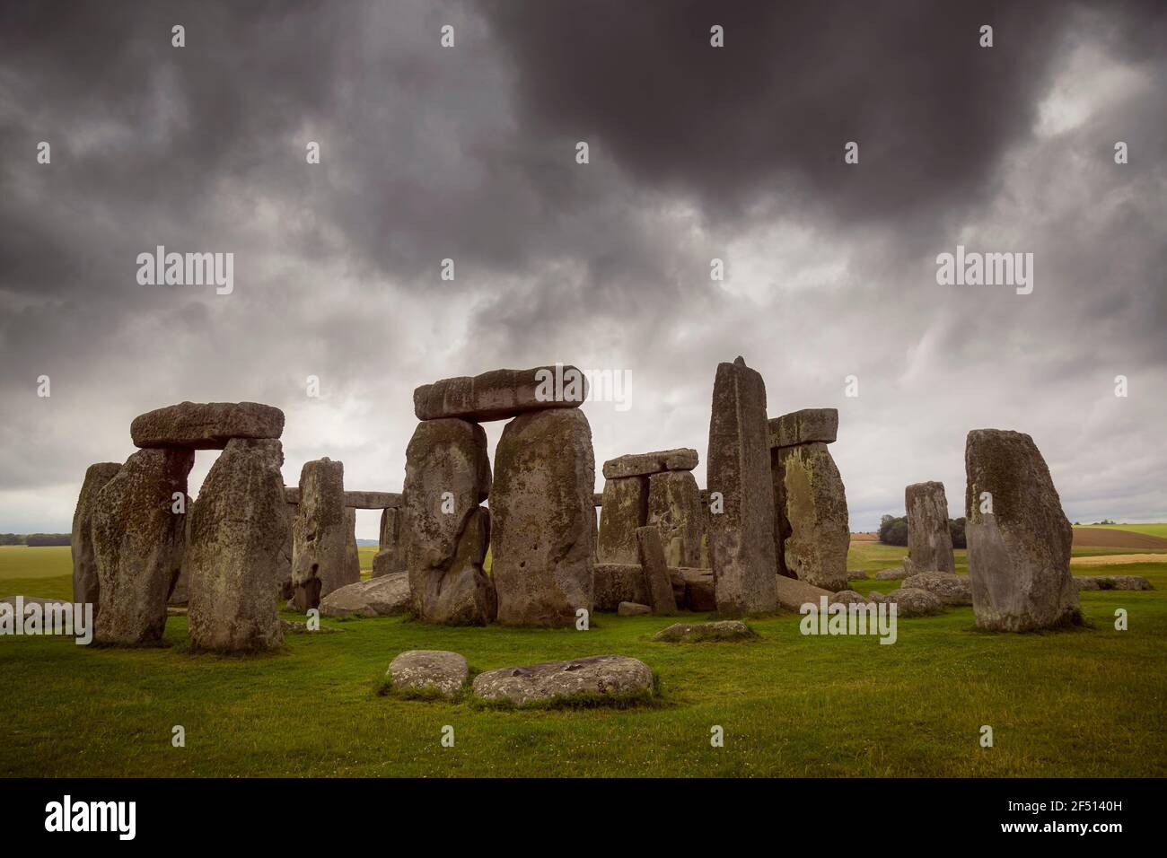 Stonehenge, le célèbre monument ancien sous les nuages gris orageux. Banque D'Images