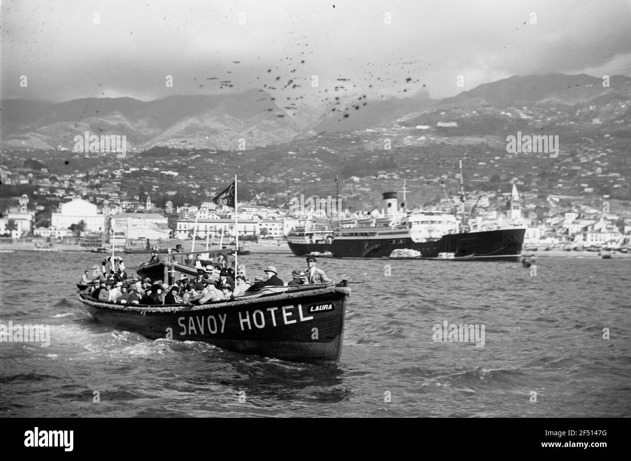 Photos de voyage Madère. Navire de passagers devant Funchal. Voir avec les passagers sur un bateau à moteur de l'hôtel pendant la traduction Banque D'Images