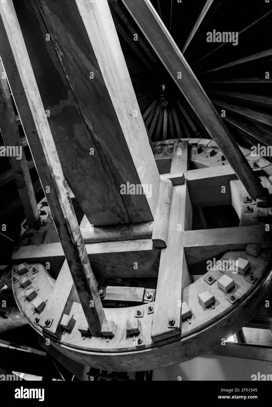 Détail des engrenages en bois du mécanisme d'un ancien moulin à vent Banque D'Images
