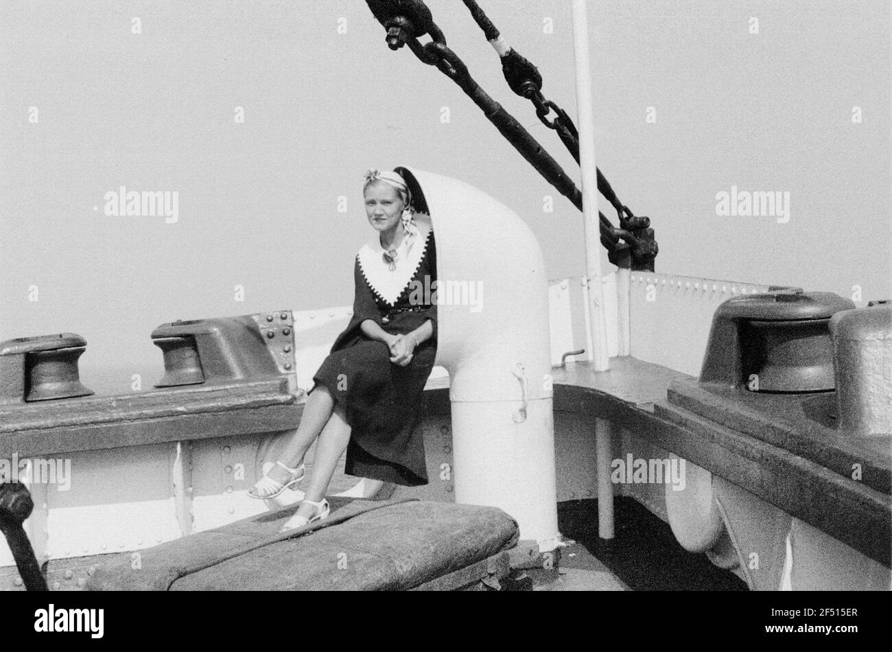 La vie Bordle. Jeune femme sur le pont d'un bateau de passagers Banque D'Images
