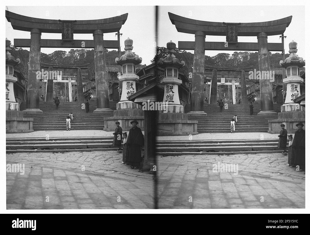Nagasaki (Japon). Entrée au temple d'Asura avec escalier et portes de Torii Banque D'Images