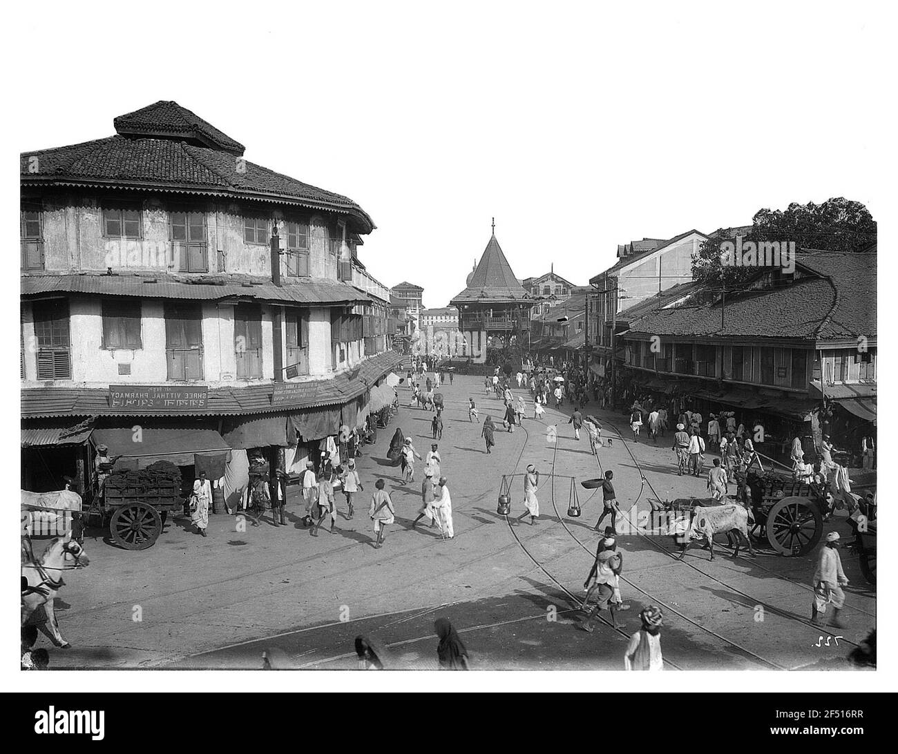 Bombay (Inde). Rue d'affaires avec passants Banque D'Images
