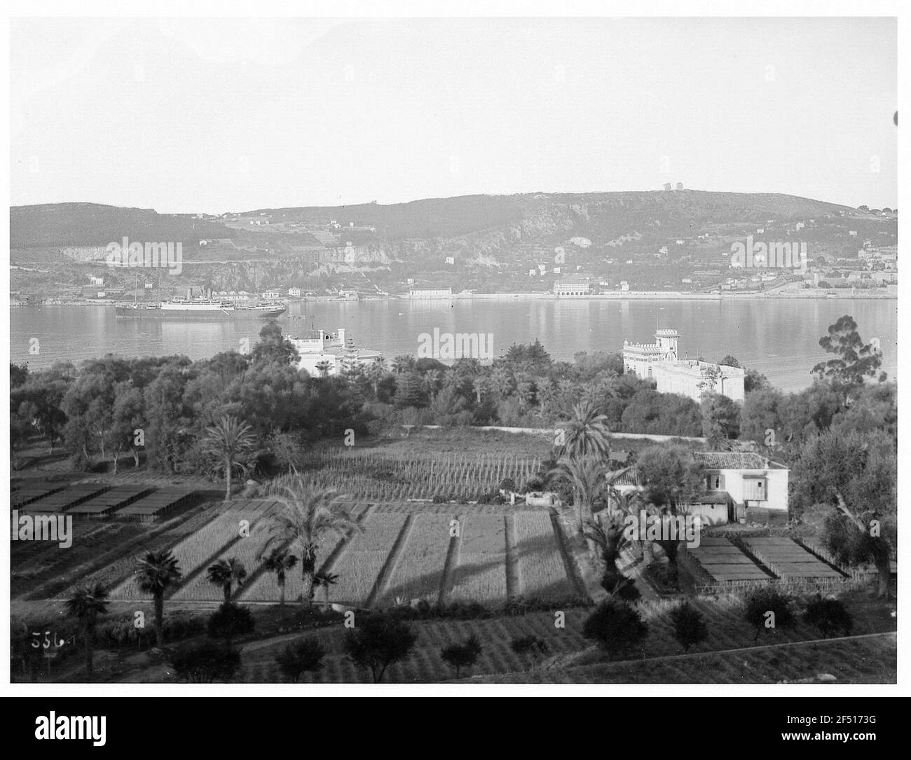 Villefranche / France: Paquebot dans la baie. Vue sur les champs sur la baie avec le bateau à vapeur de passagers bien le Hapag Banque D'Images