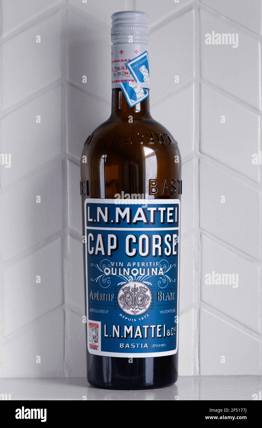 Bouteille de L.N. Le Mattei Cap Corse est un vin blanc apéritif, un vin  Corse à déguster avant le dîner, à base de Muscat et de Vermentinu, infusé  avec de l'écorce de