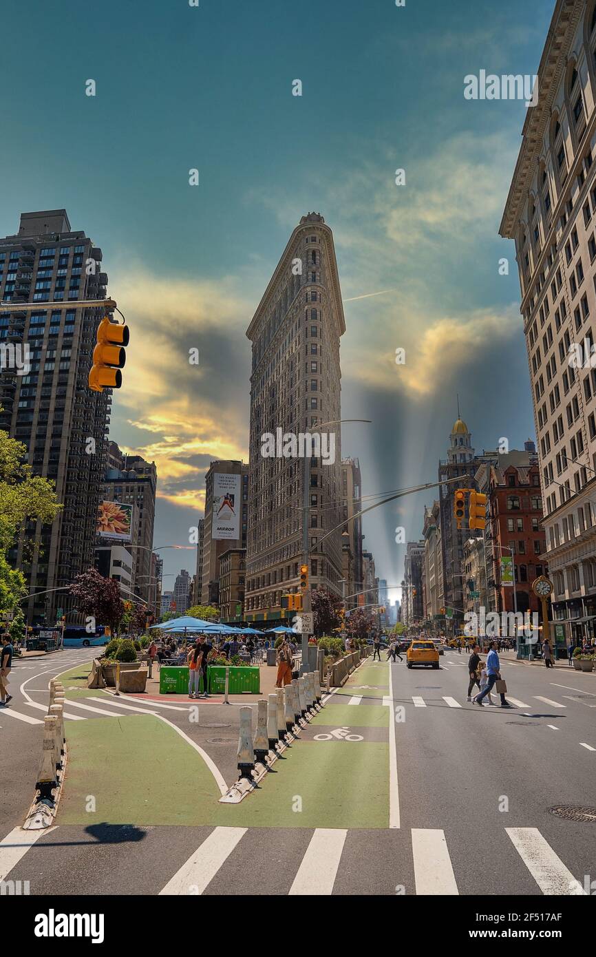 Façade de bâtiment en fer plat, l'un des premiers gratte-ciel jamais construit, avec NYC Fifth Avenue et les gens autour de lui. Banque D'Images