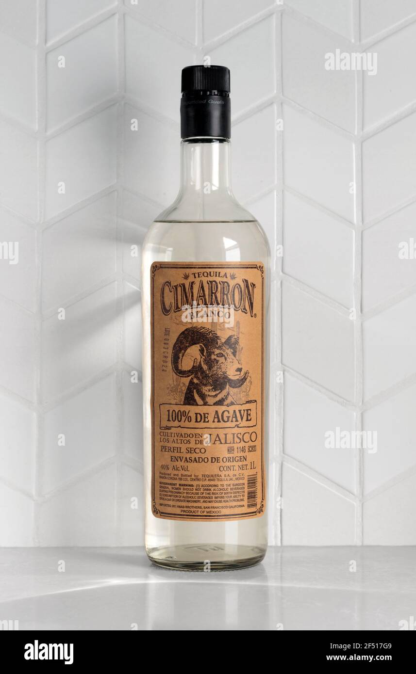 Bouteille de Cimarron tequila blanco sèche, 100% agave des hauts plateaux de Jalisco, Mexique, avec passe-cheveux Banque D'Images