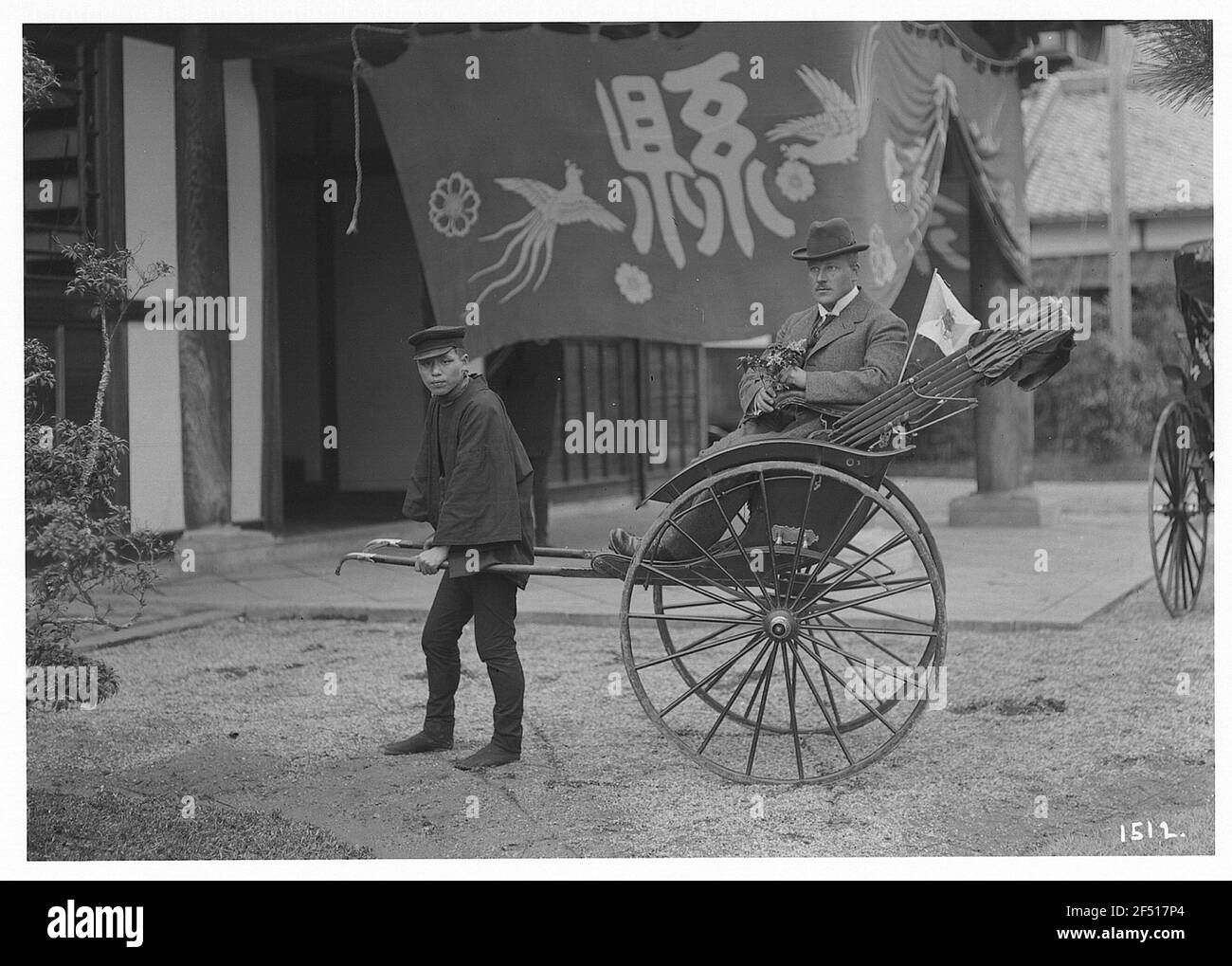 Nara (Japon). Rickeeper avec pousse-pousse et touristes européens Banque D'Images