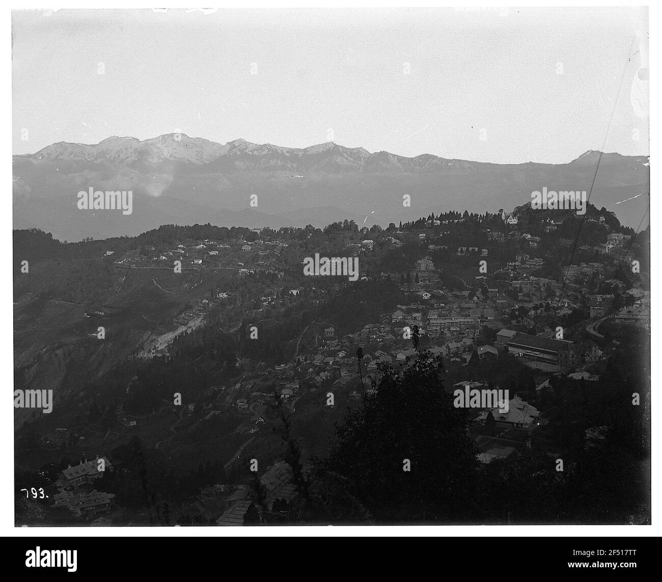 Darjeeling, Inde. Vue sur la ville jusqu'au massif de Kanchejunga Banque D'Images